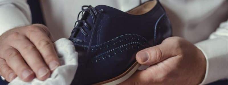 Como-sacar-manchas-de-vino-tinto-en-zapatos-de-gamuza